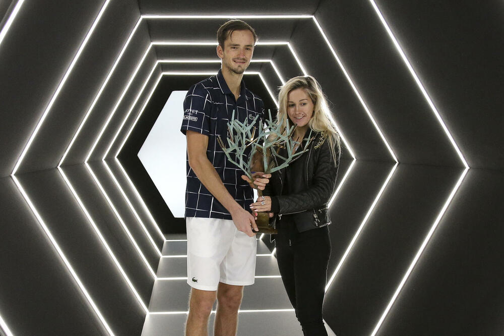 UHVATILA GA NA ISKUSTVO! Ko je žena Medvedeva? Starija je od njega 6 godina i ne može da zamisli život bez nje