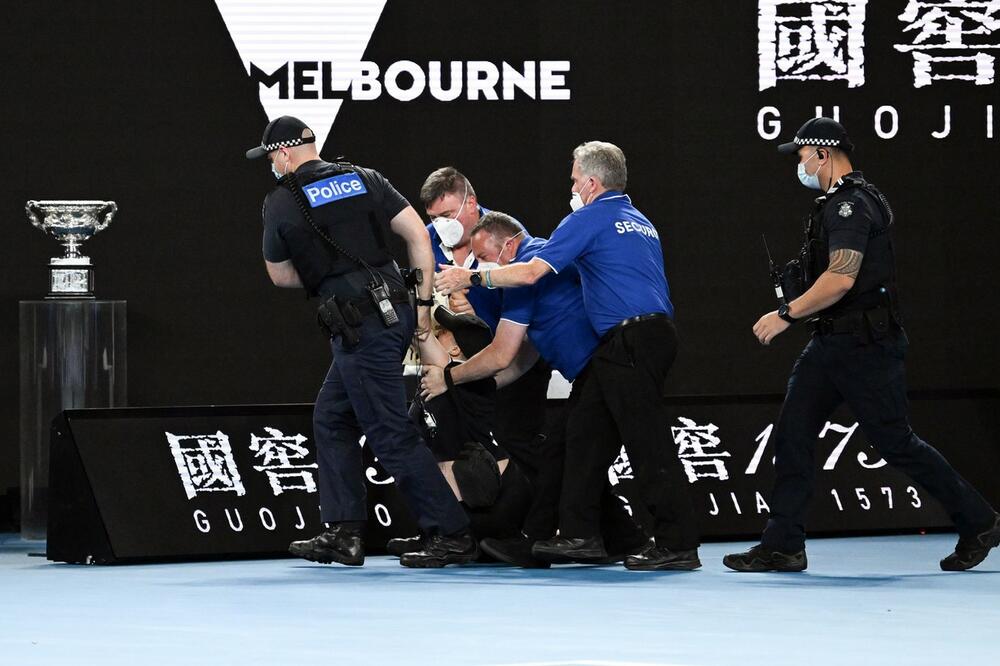 ŽENA JE USKOČILA NA TEREN SA TRI METRA DA BI RAZVILA TRANSPARENT O MIGRANTIMA! REAKCIJA OBEZBEĐENJA JE NEMILOSRDNA!