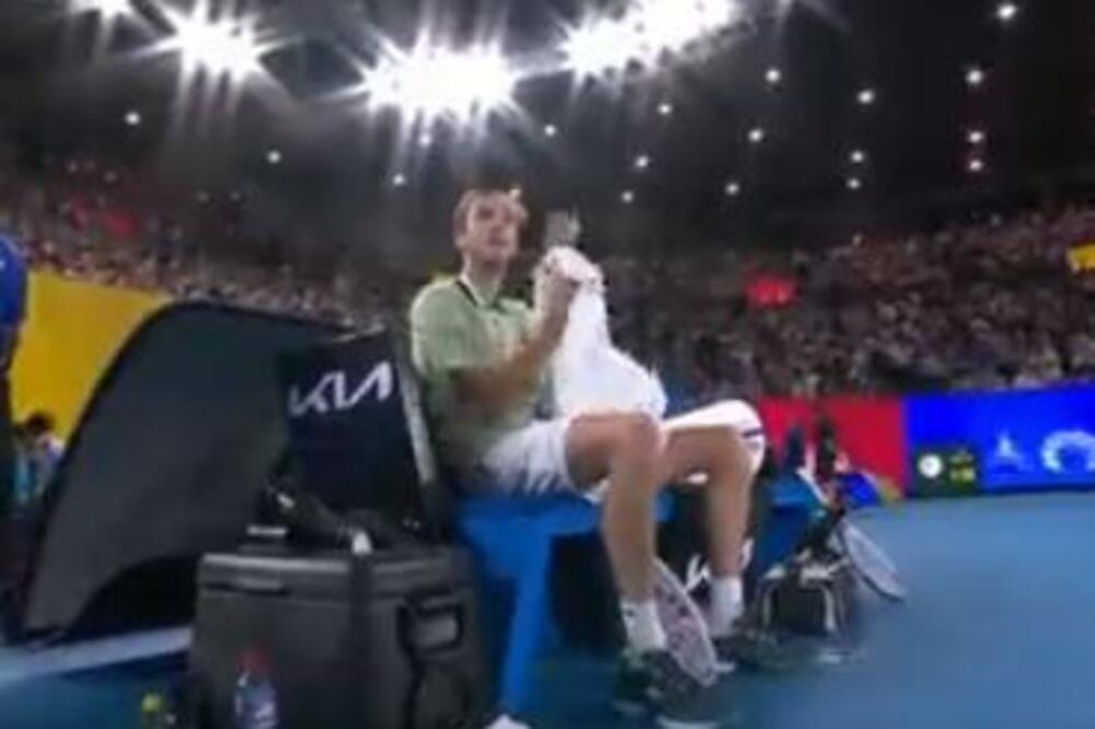 Da se ovako ponaša Đoković, već bi ga DISKVALIFIKOVALI! (VIDEO)