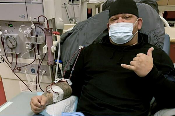 HOĆE DA UMRE NEVAKCINISAN! Odsekli mu NOGE, hitno traži BUBREG, ali neće da čuje za VAKCINU