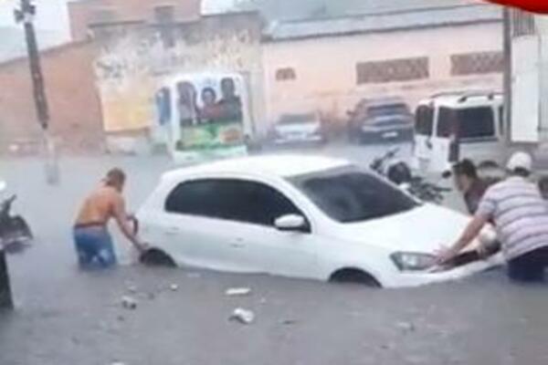 POPLAVE U BRAZILU ODNELE 18 ŽIVOTA: Među stradalima i sedmoro dece! (VIDEO)