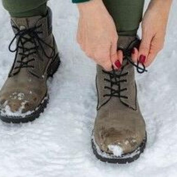 Trik koji će vas spasti tokom zime: Zalepite ovo na đon obuće, ne brinite zbog klizavih trotoara! (VIDEO)