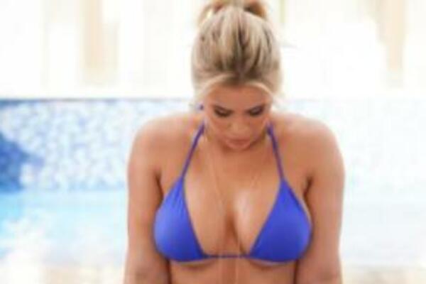 AMERIKANKA NAVUKLA SE*SI TANGE, A GRUDI SAMO ŠTO NISU ISPALE: Sve se videlo i ocrtalo (FOTO)