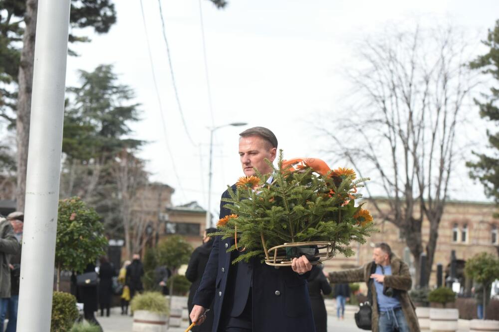 PREDSEDNIK PARTIZANA NA SAHRANI KSENIJE VUČIĆ: Ostoja došao sa ogromnim buketom cveća (FOTO)