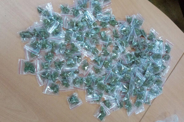POLICIJA NASRED ULICE ZAPLENILA DROGU NA PALILULI! 151 paketić pronašli kod osumnjičenog (FOTO)