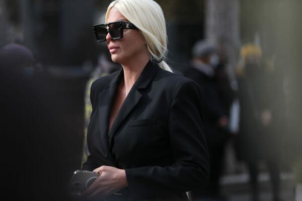 JELENA KARLEUŠA SLOMLJENA DOŠLA NA SAHRANU KSENIJE VUČIĆ! Ne može da zaustavi suze, bolne scene na groblju! (FOTO)