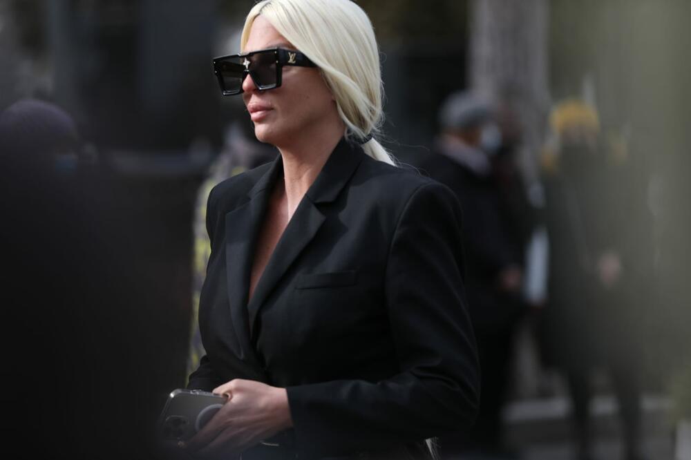 JELENA KARLEUŠA SLOMLJENA DOŠLA NA SAHRANU KSENIJE VUČIĆ! Ne može da zaustavi suze, bolne scene na groblju! (FOTO)