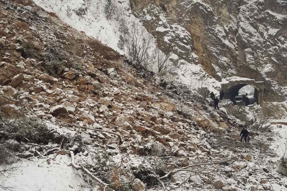 TRI DANA TRAJE PROBIJANJE ODRONA KOJE JE PRESEKLO PUT KA CRNOJ GORI: Obrušavanje moglo da IZAZOVE TRAGEDIJU (FOTO)