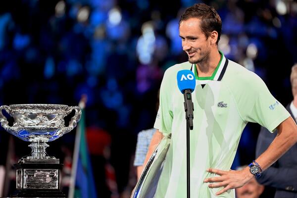 ČITAČI SA USANA U NEDOUMICI! DA LI JE MEDVEDEV JEDNOM REČJU UZVRATIO UDARAC, UVREDIO I ZAVRŠIO SA AO? (VIDEO)