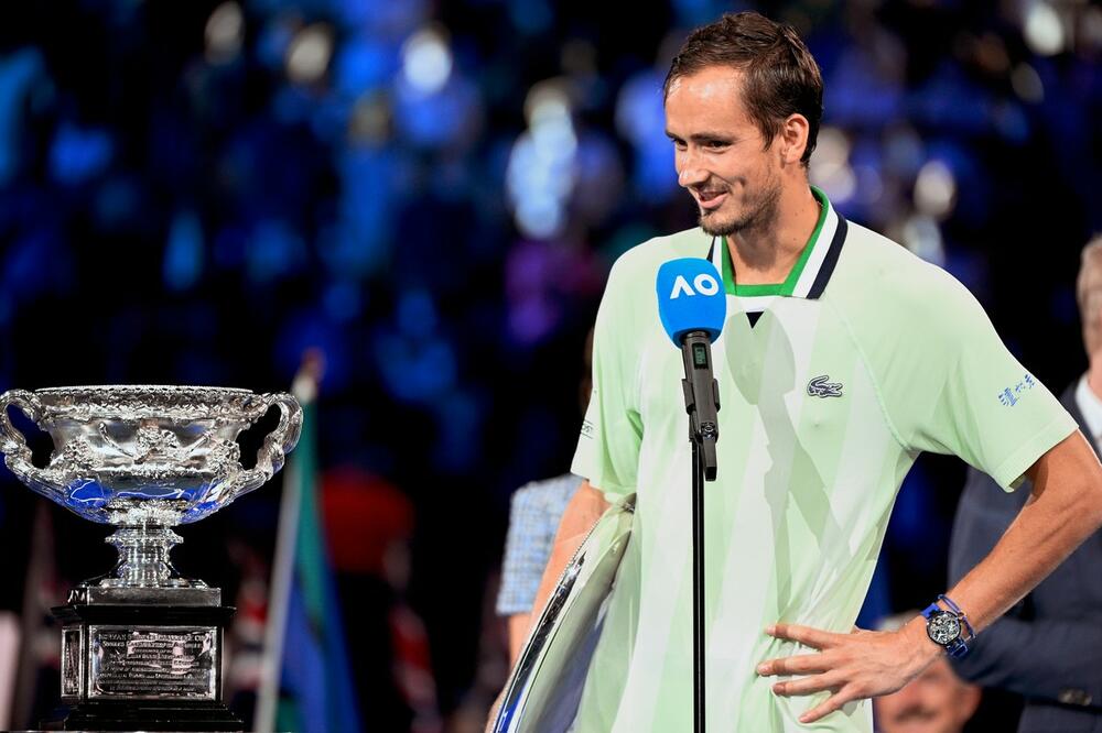 ČITAČI SA USANA U NEDOUMICI! DA LI JE MEDVEDEV JEDNOM REČJU UZVRATIO UDARAC, UVREDIO I ZAVRŠIO SA AO? (VIDEO)