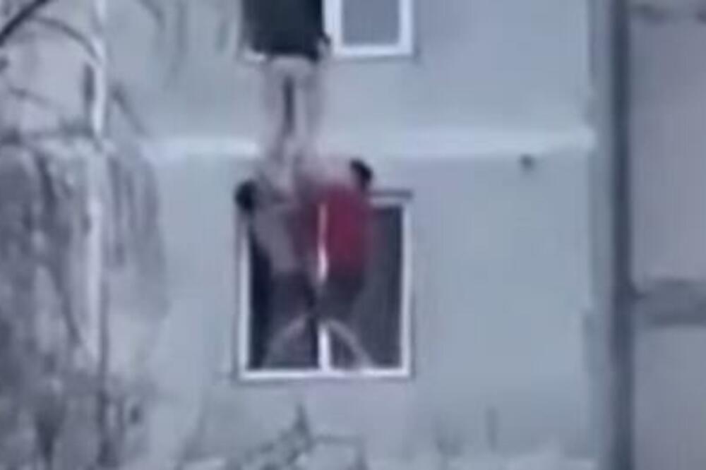 MEDALJA ZA HRABROST! Junaci SPASILI devojku iz ZAPALJENE zgrade u MOSKVI (VIDEO)