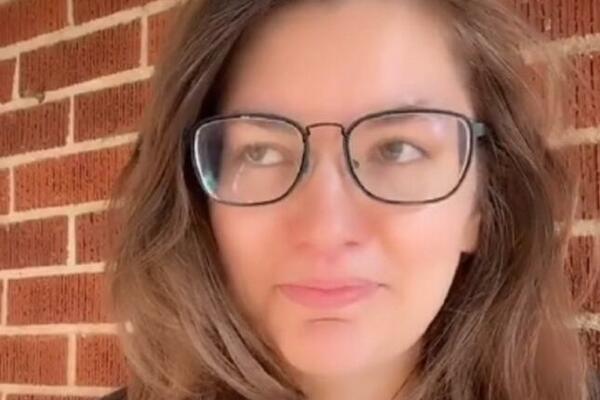 STOMAK DA VAM SE OKRENE! Ono ŠTO je LEKAR izvadio iz njenog UVA izaziva MUČNINU! (VIDEO)