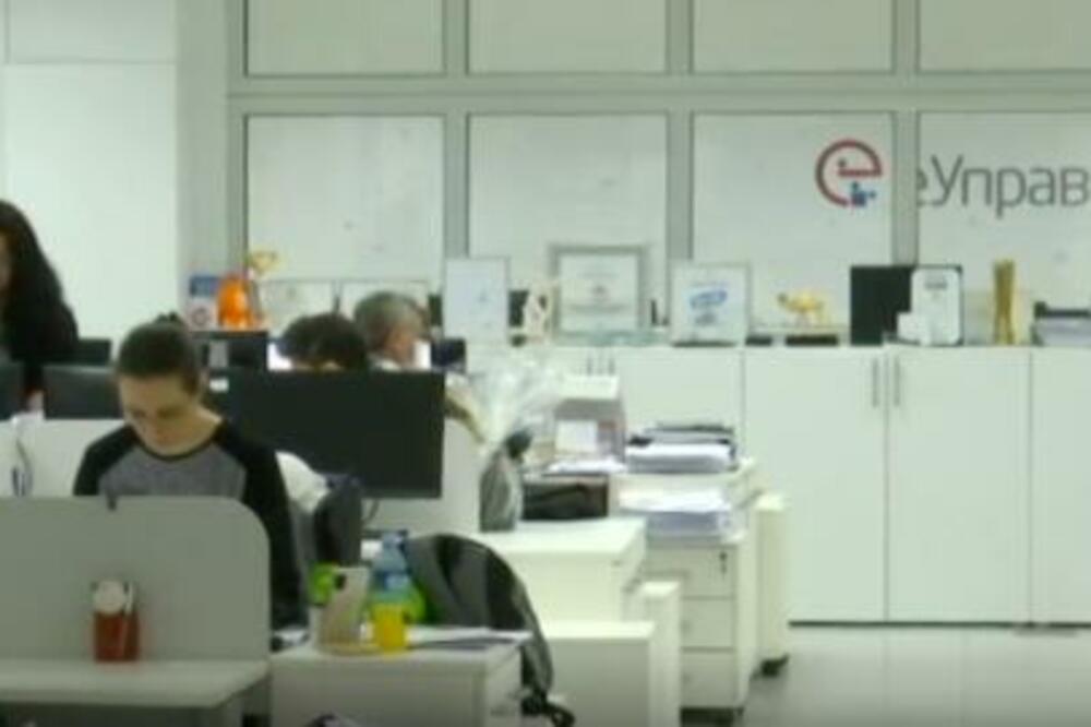 VIŠE OD 80 ODSTO STANOVNIŠTVA IMA INTERNET: Zašto građani Srbije i dalje čekaju u redovima?