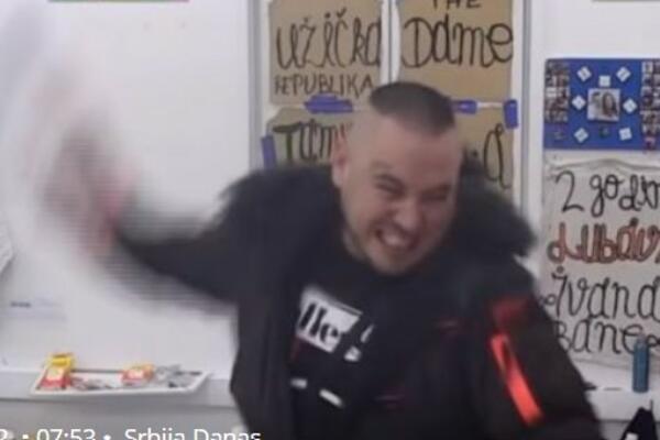 CAR POBESNEO PA FIZIČKI NASRNUO NA DALILU: Dobila je udarac u glavu!