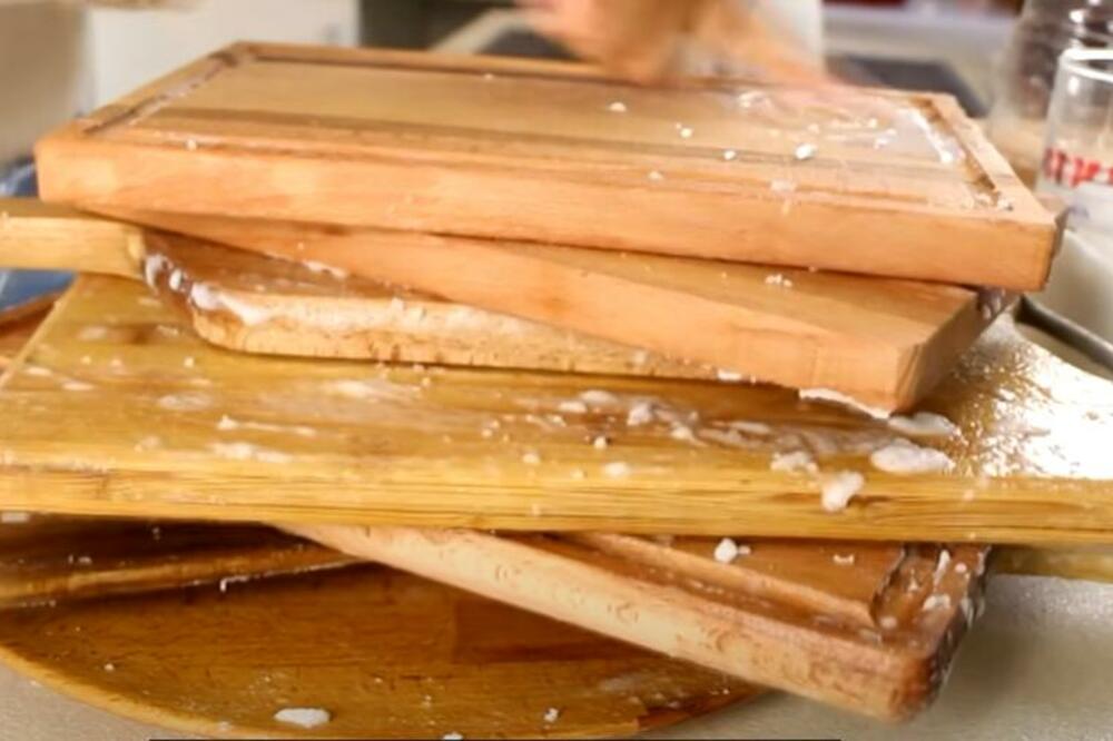 KADA TREBA DA BACITE DASKU ZA SEČENJE U KANTU? Ako primetite OVO NA NJOJ uradite to odmah - može biti OPASNO