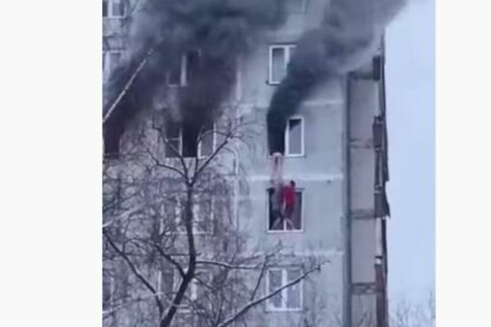 IRINU SPASILI IZ ZAPALJENOG STANA SA 9 SPRATA! Izvlačili je DEČKO i prijatelj, visili sa 27 metara visine (VIDEO)