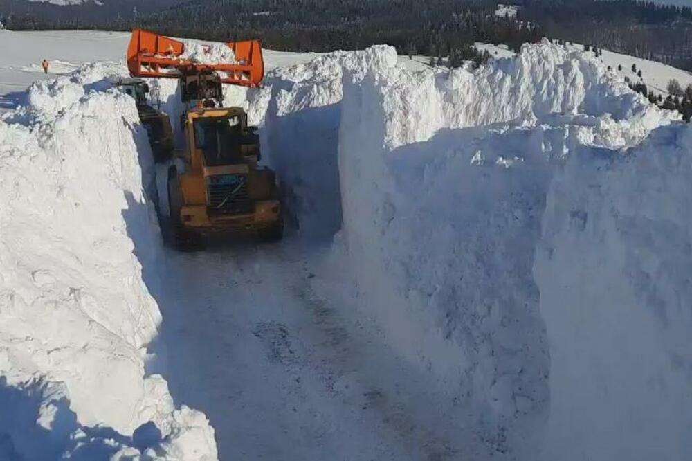 PUTARI SE CELU NOĆ PROBIJALI KROZ ZAVEJANE TUNELE NA GOLIJI: Vozači, OVUDA ne krećite na PUT ostaćete u SNEGU! FOTO