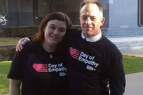 POSTALA PRIJATELJ SA ČOVEKOM KOJI JOJ JE UBIO MAJKU! Nakon OVOG trenutka je odlučila da mu OPROSTI (FOTO)