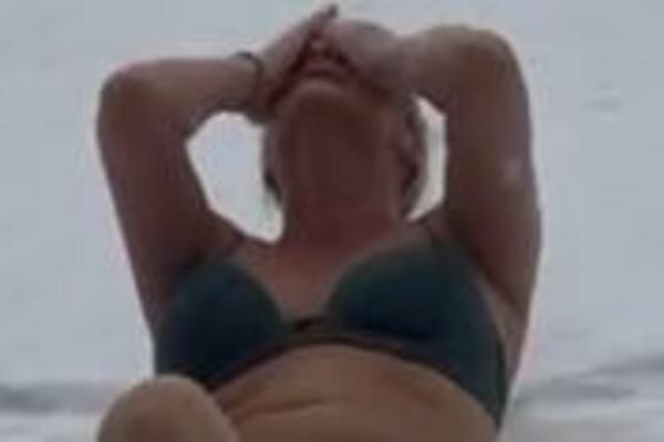 GOLA POLITIČARKA NA MINUS 20: Potpuno se OBNAŽILA, VIDI SE SVAKI DELIĆ INTIME (VIDEO)