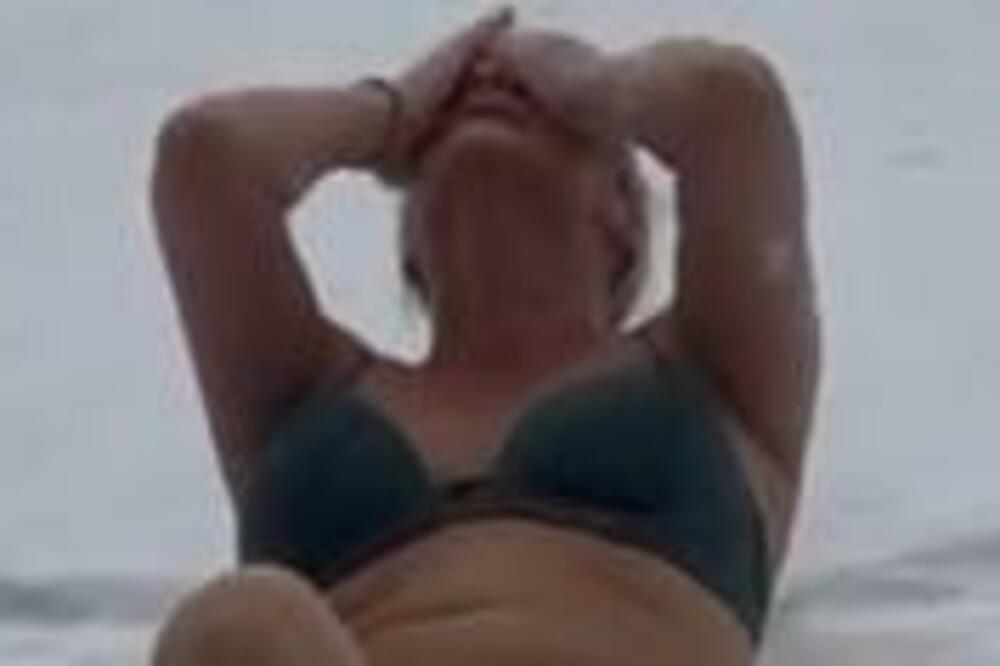 GOLA POLITIČARKA NA MINUS 20: Potpuno se OBNAŽILA, VIDI SE SVAKI DELIĆ INTIME (VIDEO)