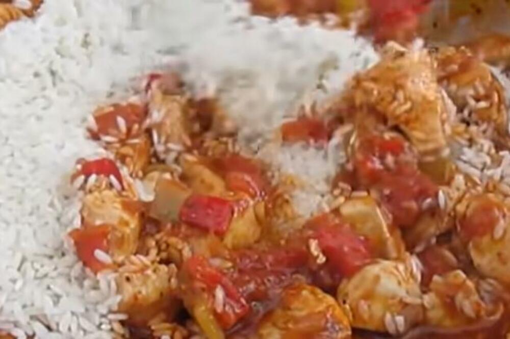 OVAKO SU NAŠE BAKE SPREMALE SELJAČKI PILAV SA PILETINOM: Dodaje se 1 NAMIRNICA koju RETKO KO DANAS STAVLJA (RECEPT)