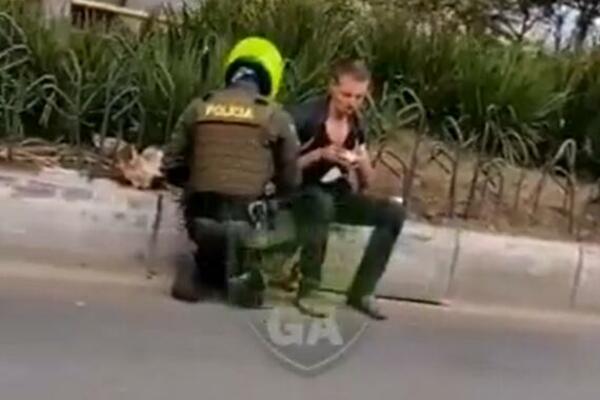 POLICAJAC PRIŠAO SLEPOM BESKUĆNIKU! Imao je veliki razlog, društvene mreže BRUJE O NJEGOVOM GESTU (VIDEO)