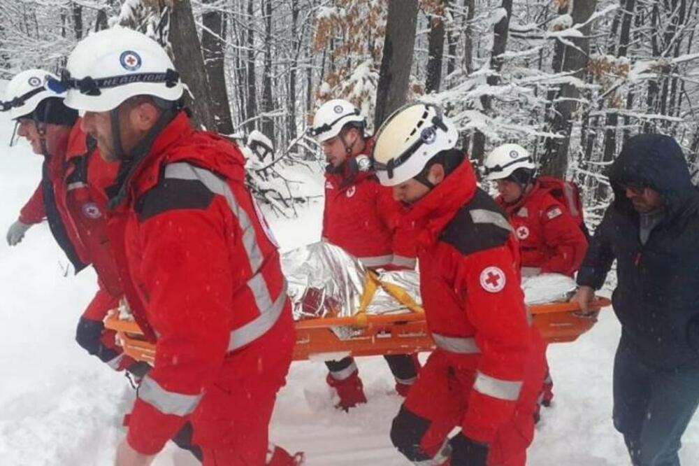 CRVENI KRST NA RUKAMA NOSIO BOLESNIKA DO HITNE POMOĆI: Drama u IVANJICI (FOTO)