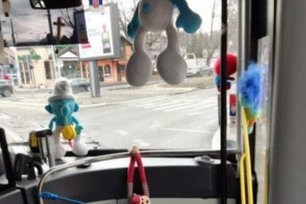 OVAKO IZGLEDA AUTOBUS NA LINIJI 48 KOJI VOZI DEVOJKA: Putnici oduševljeni, svima ulepša dan (FOTO)