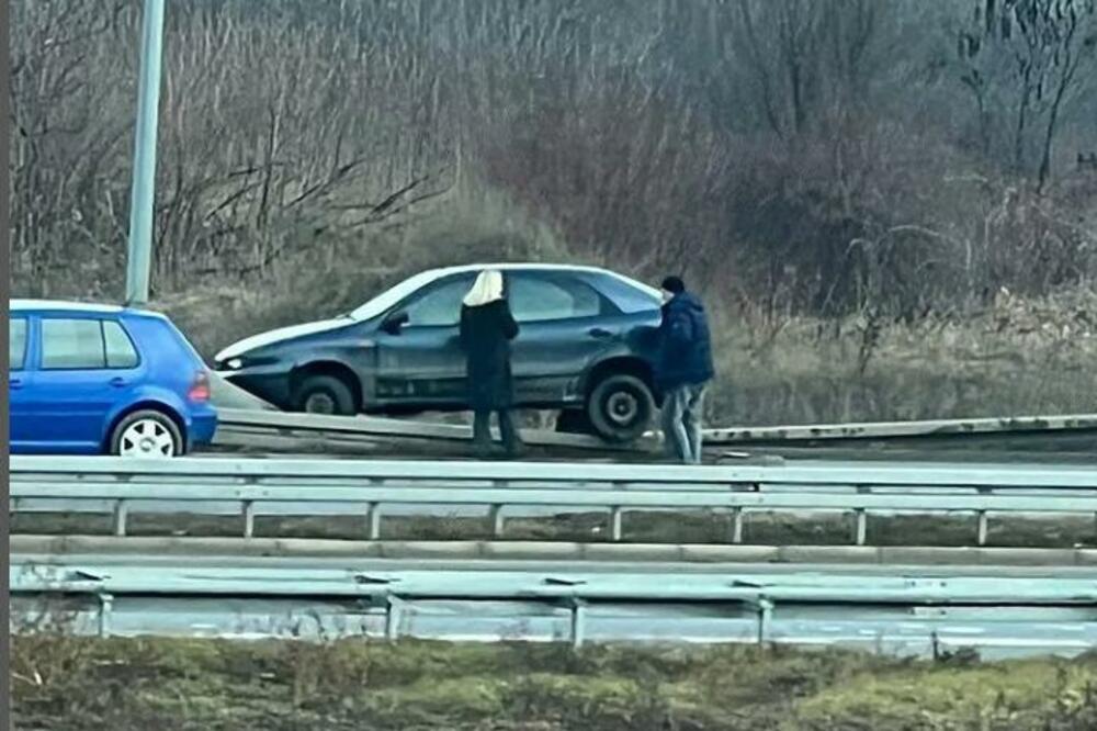 OVO NEMA NI U MATRIKSU, VOZAČ SE NASADIO ZA SVE PARE! Slika iz Beograda govori više od reči, KAKO? (FOTO)
