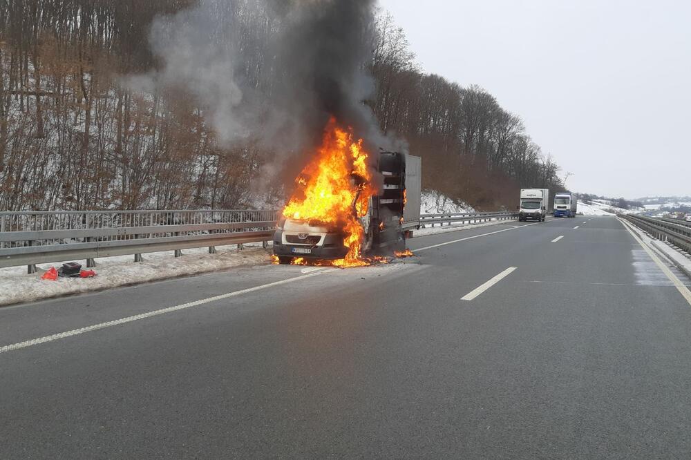 JEZIV PRIZOR NA AUTOPUTU: Gori kamion kod Takova, teretnjak se zapalio u pokretu (FOTO)