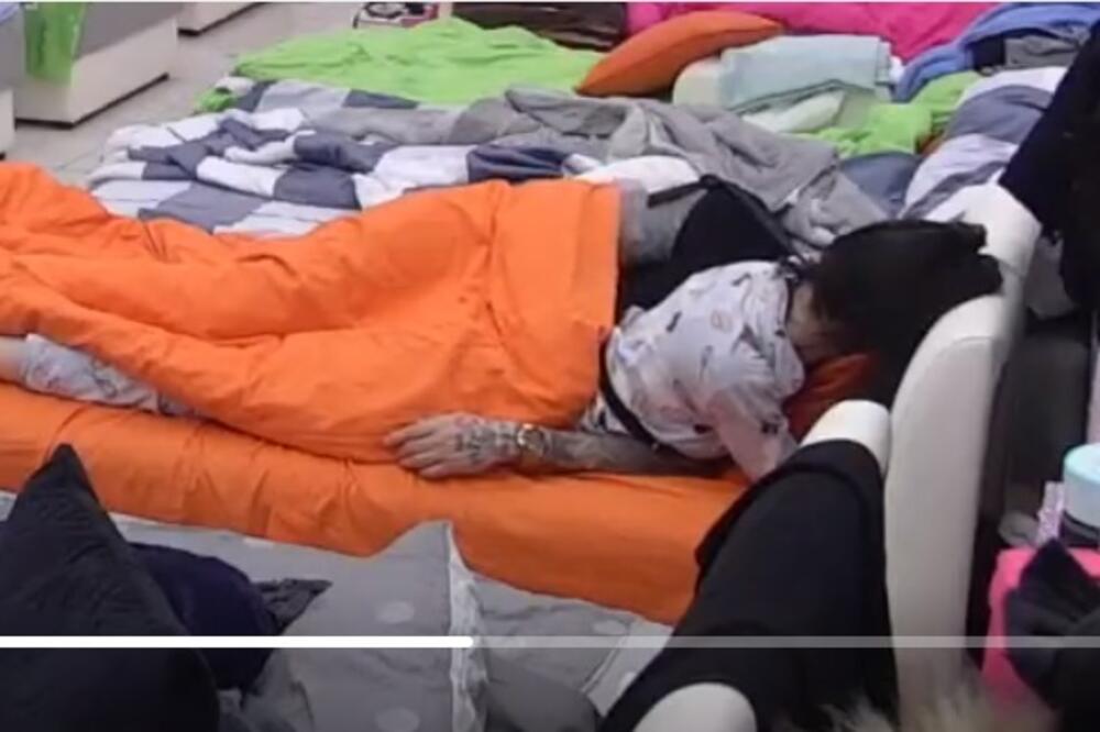 ZAR PRED SVIMA?! ZAVUKAO JOJ RUKU U PANTALONE, a onda je krenulo ŽESTOKO I JAKO! (VIDEO)