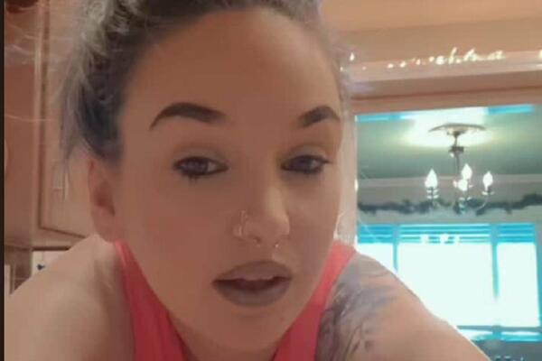 AU! HTELA TETOVAŽU MARVELOVOG LIKA, PA DOBILA MUŠKI POLNI ORGAN: Frapirala se pred ogledalom (VIDEO)