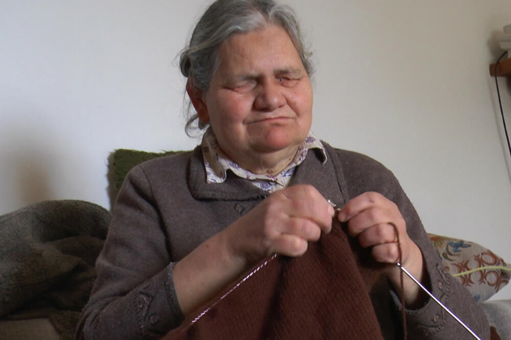 ŽENA FENOMEN SA ZLATARA: Miroslava iako potpuno slepa SAVRŠENO PLETE! Sve je naučila samo preko DODIRA! (FOTO)