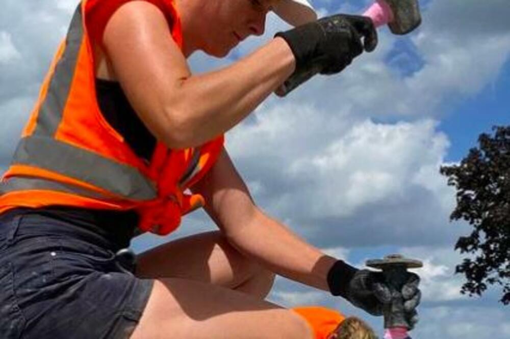 "MUŠKARCIMA SE DOPADA MOJA UNIFORMA": Sitna PLAVUŠA izabrala neobičan posao, svi je primete na GRADILIŠTU (FOTO)