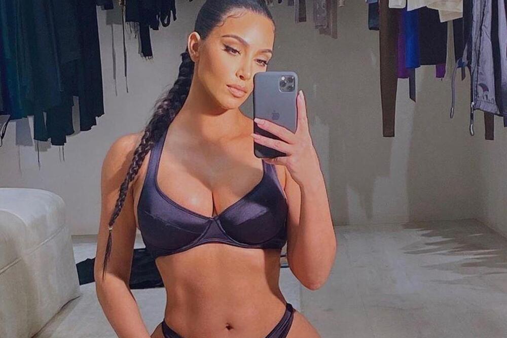 KIM KARDAŠIJAN JE BOG EROTIKE! Najobdarenija starleta u mini gaćicama nažuljala INTIMU: Njeno telo je san snova!