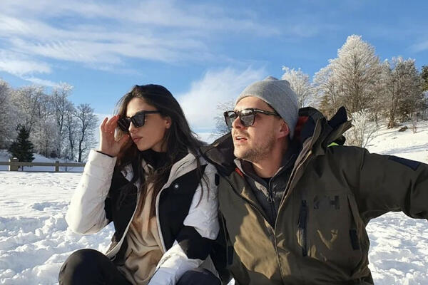 ISPLIVAO SNIMAK SA ZADNJEG SEDIŠTA: Biković razmenjuje NEŽNOST sa devojkom! (FOTO)