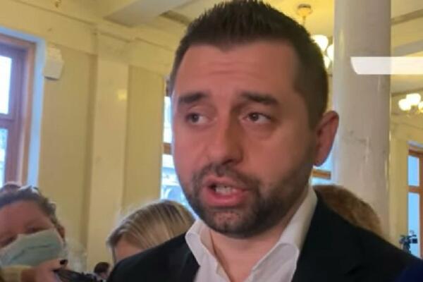 POZNATI PEVAČ UNIŠTIO POSLANIKA! Iza sarkastične pesme se krije SKANDALOZNA istina (FOTO)