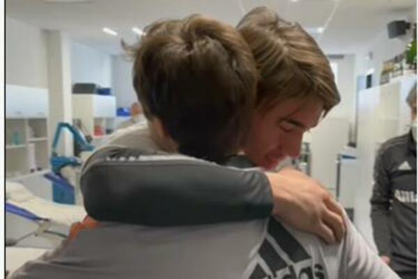 SASTALI SE VELIKI PRIJATELJI: Kjeza na štakama došao da vidi svog novog/starog saigrača! (VIDEO)