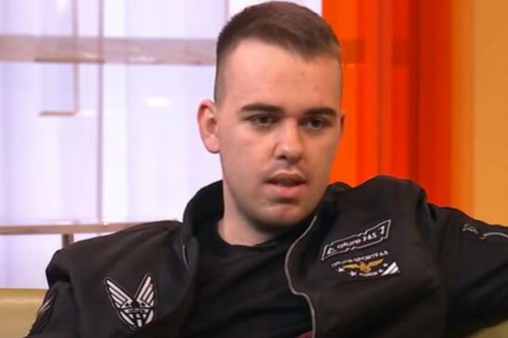 JOVAN (21) JE ODMARAO U SVOJOJ SOBI I SHVATIO ŠTA MOŽE: Ima baš neobičan talenat (VIDEO)
