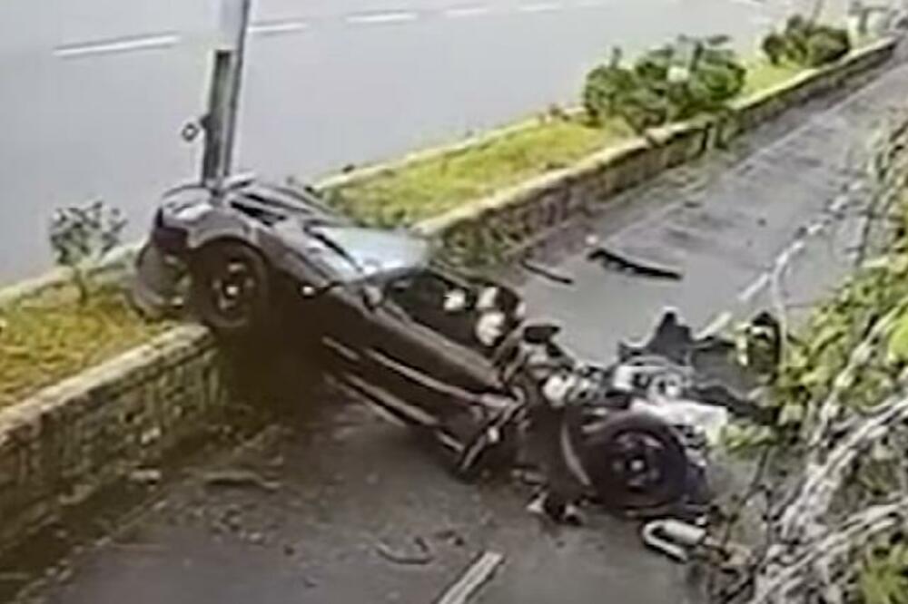 LOTUS PREPOLOVLJEN NAKON UDARCA U STUB! Vozač i suvozač imali neverovatnu sreću, za dlaku IZBEGLI SMRT (FOTO/VIDEO)