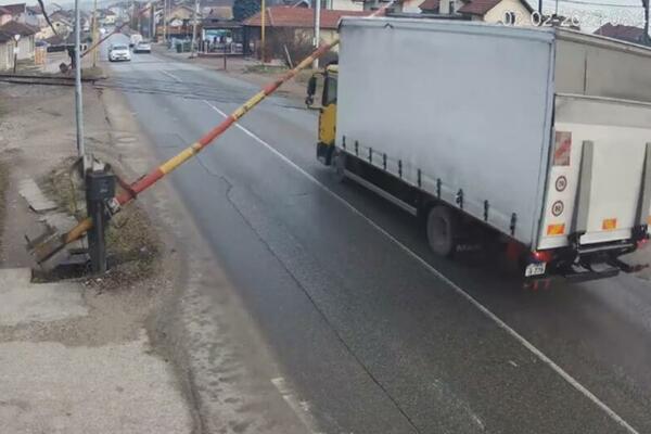 BAHATA VOŽNJA U BANJALUCI! Kamion otkinuo RAMPU, nije se zaustavio na svetlosne signale UPOZORENJA (VIDEO)