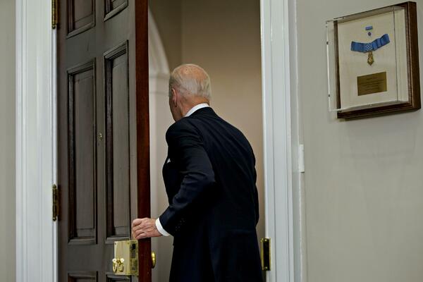 BAJDEN EVAKUISAN DOK JE BIO NA ODMORU: Privatni avion ušao u zabranjeni prostor