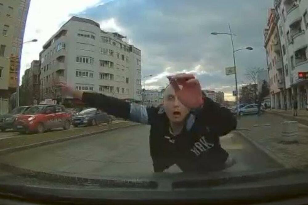 SNIMAK KOJI IZAZIVA NEVERICU: Muškarac se BACIO PRED AUTOMOBIL, a ako je ovo RAZLOG, SVE SMO ONDA VIDELI! (VIDEO)