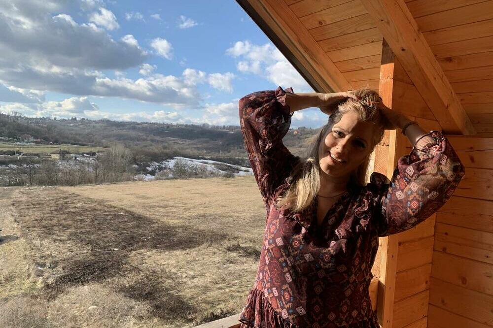 RIJALITI POBEDE UNOVČILA I ULOŽILA U IMANJE OD 300.000 EVRA: Pobegla na PLANINU, pogledajte kako izgleda kuća!