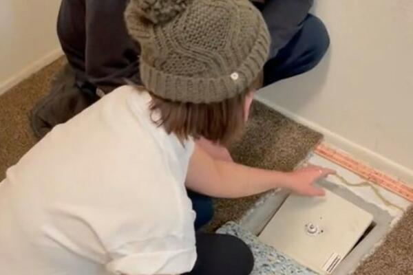 ŽENA USISAVALA PA ISPOD TEPIHA UGLEDALA ŠOK PRIZOR: Primetila ISPUPČENJE, kad je videla šta je, FRAPIRALA SE! VIDEO