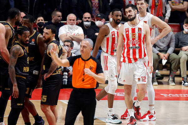 KOŠARKA SE IPAK IGRA 40 MINUTA: Zvezdin neshvatljiv pad i SMUŠENA igra doneli novi poraz u Evroligi! (FOTO)