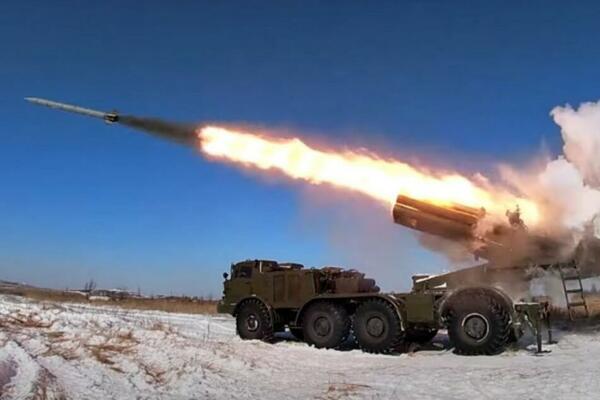 POJAVIO SE SNIMAK: Rusi i Belorusi TUKLI IZ ARTILJERIJE, TRESLO se sve OD UDARA! (VIDEO)