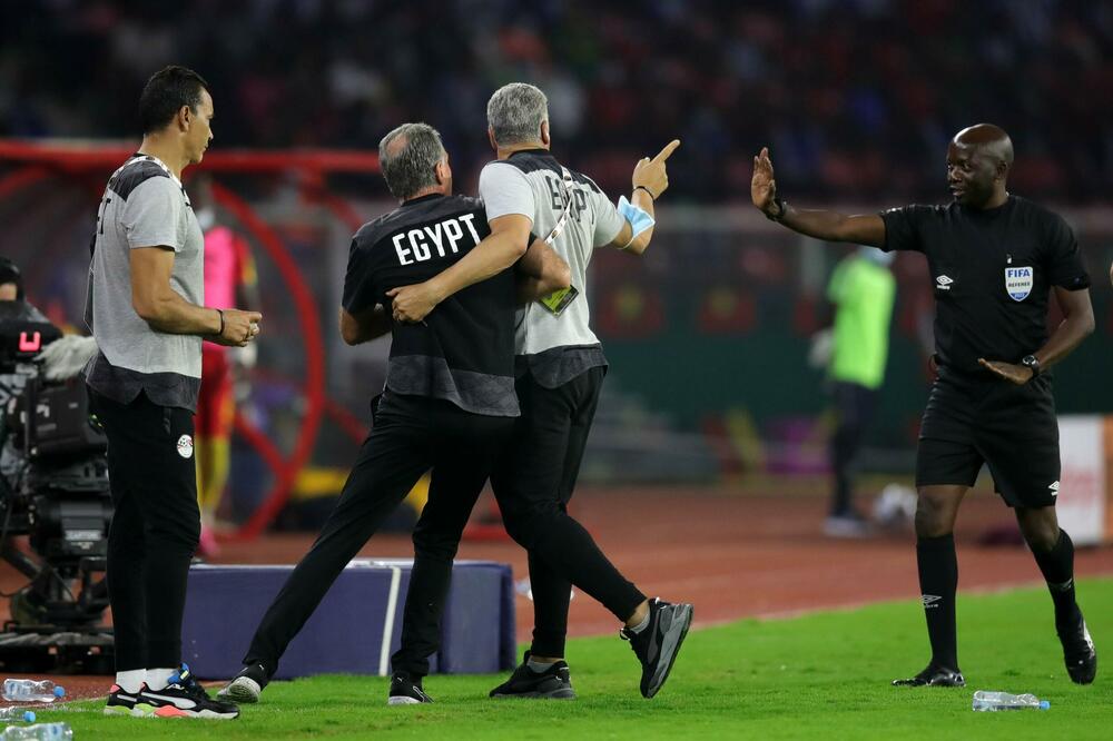 MALO JE FALILO DA SUDIJA DOBIJE BATINE: Nekadašnji selektor Portugalije potpuno izgubio živce! (VIDEO/FOTO)