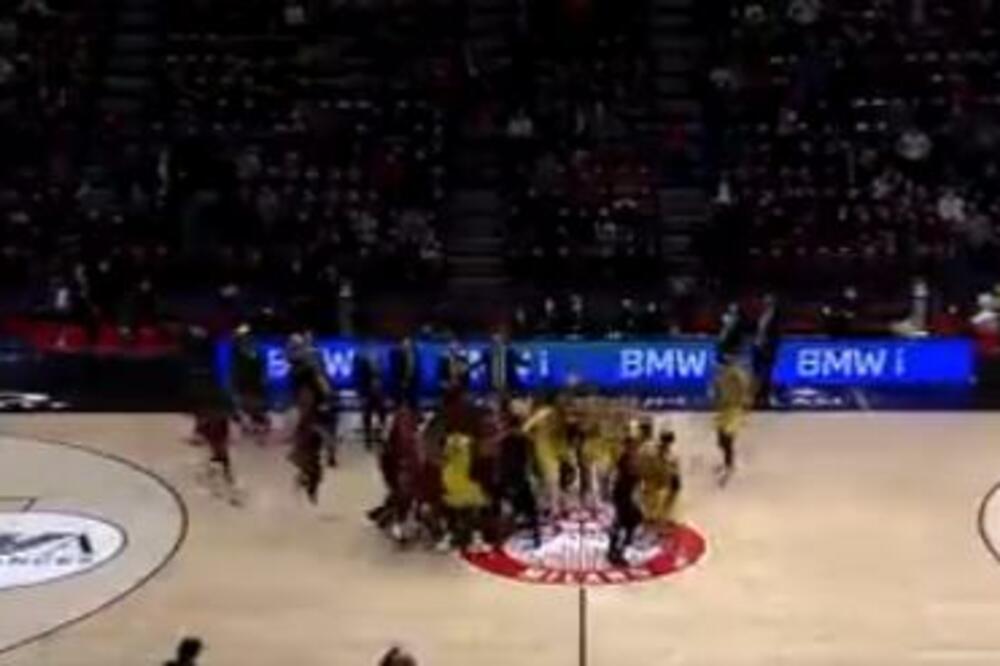 GUDURIĆ IZAZVAO OPŠTI HAOS! Srbin prvocirao trenera Olimpije, a onda su košarkaši Olimpije nasrnuli na njega! VIDEO