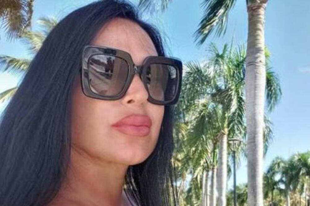 NAŠA PEVAČICA ŽIVI U LUKSUZU, A MALO KO ZNA DA JE IMALA TEŠKU SUDBINU: Tragedija joj je nanela VELIKU BOL!